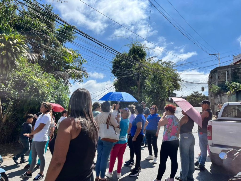 Trancaron el callejón Strubinger por falta de agua