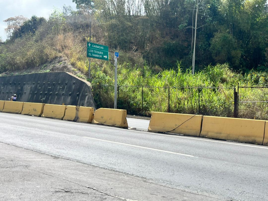 Advierten sobre mal estado de separador vial