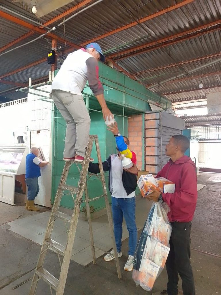 Sustituyeron 30 luminarias en el Mercado El Paso
