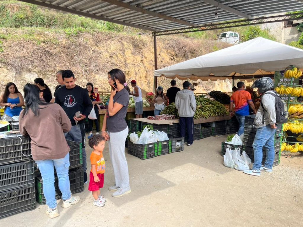 Sanantoñeros  prefieren  la frescura de feria en Las Minas