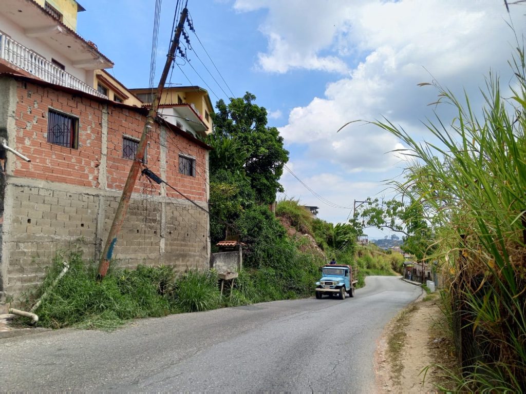 Poste en mal estado hace correr a vecinos