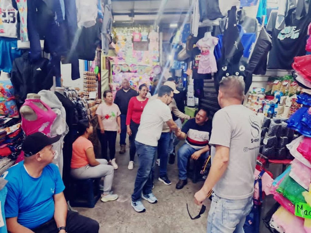 Alcalde supervisa el mercado Vencedores