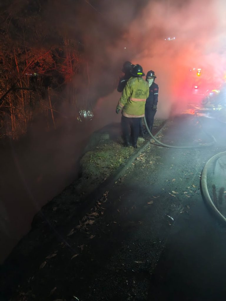 Voraz incendio en la Panamericana