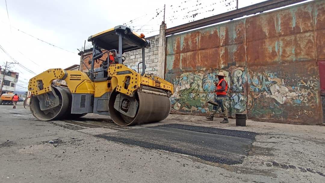 Inician bacheo en la principal de El Trigo