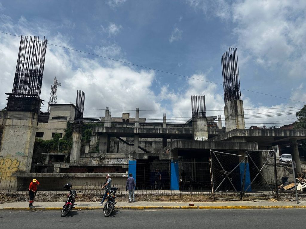 “El Elefante Blanco” es liberado de desechos e indigentes