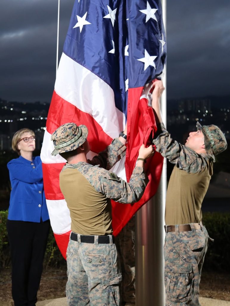 Izan la bandera de EE.UU. en la embajada en Caracas