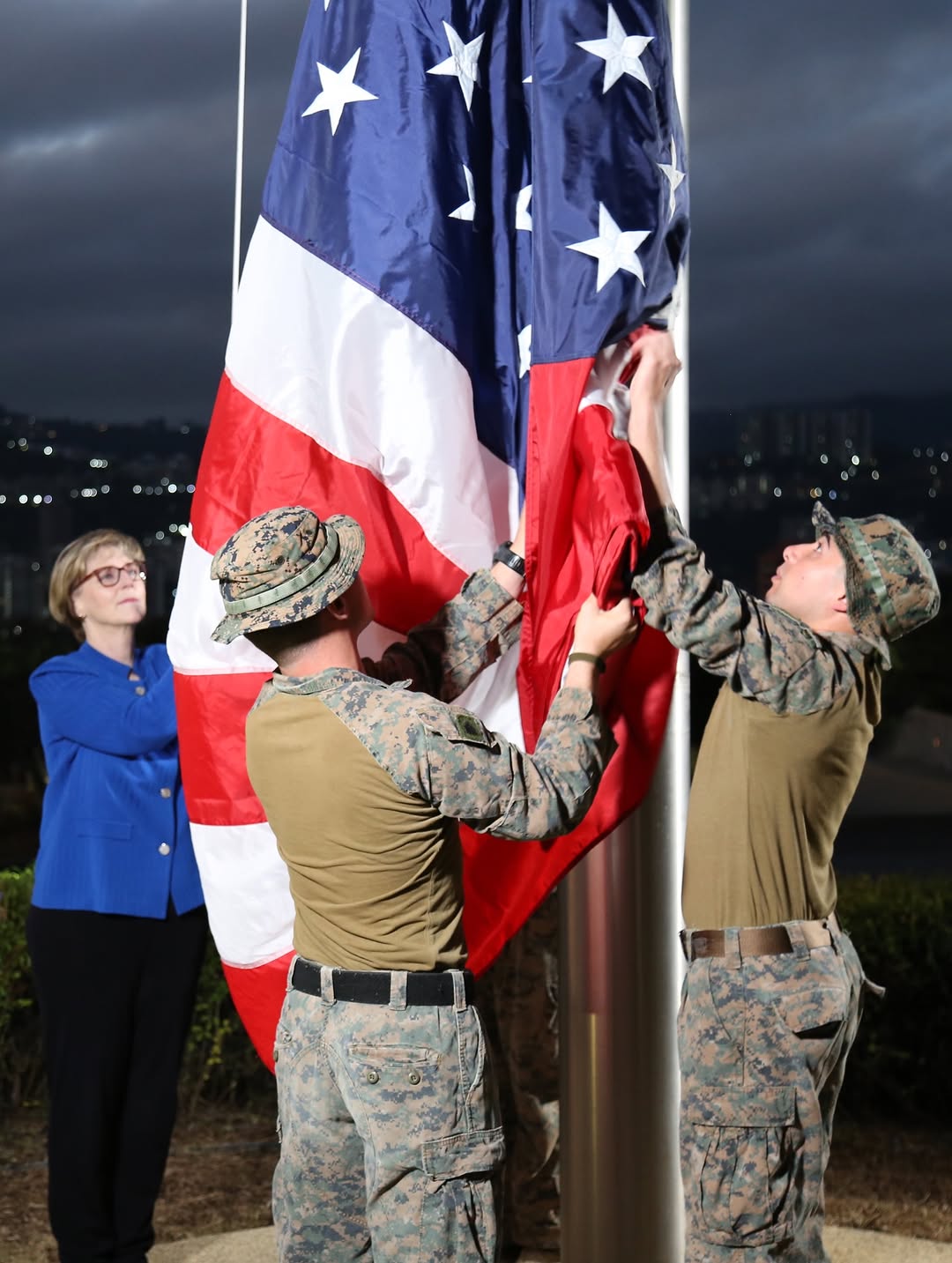 Izan la bandera de EE.UU. en la embajada en Caracas