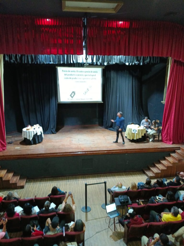 65 emprendedores se formaron en distintas áreas