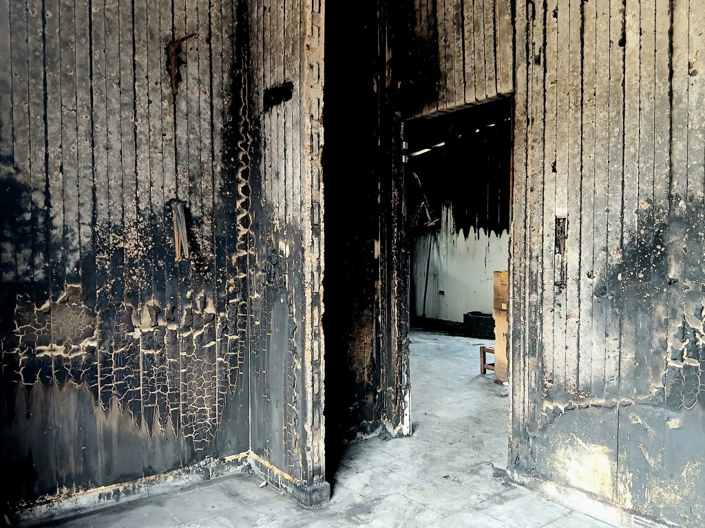 Joven escapó de las llamas y se salvó de milagro