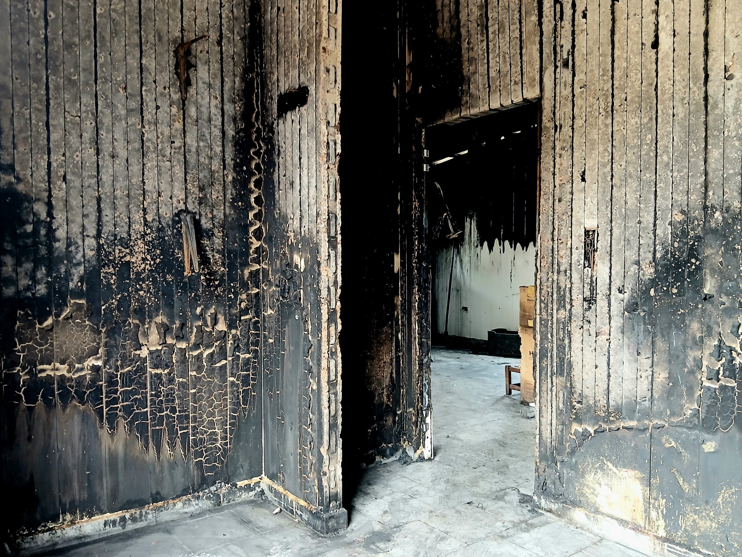 Joven escapó de las llamas y se salvó de milagro