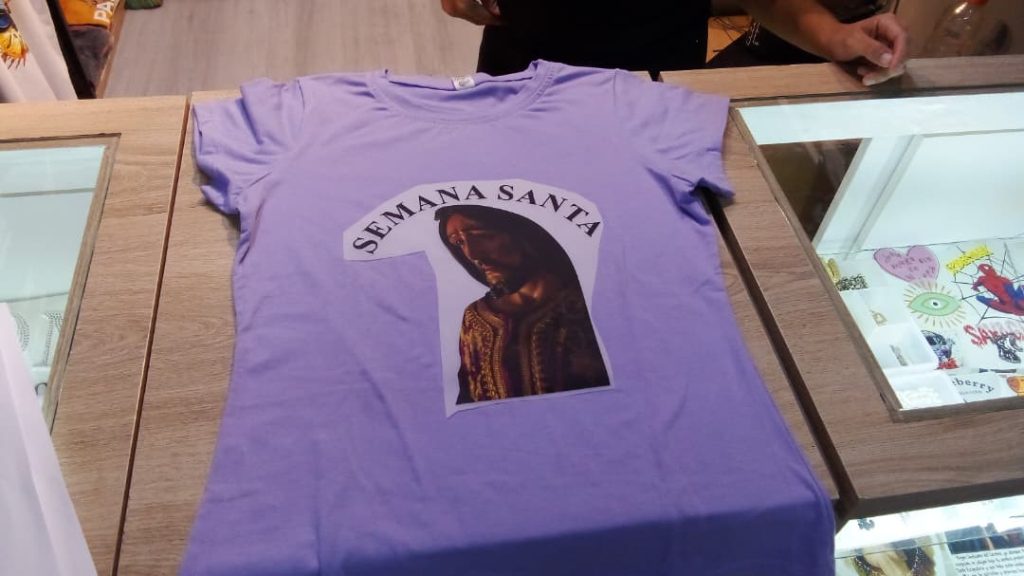 Personalizan franelas del Nazareno desde $7