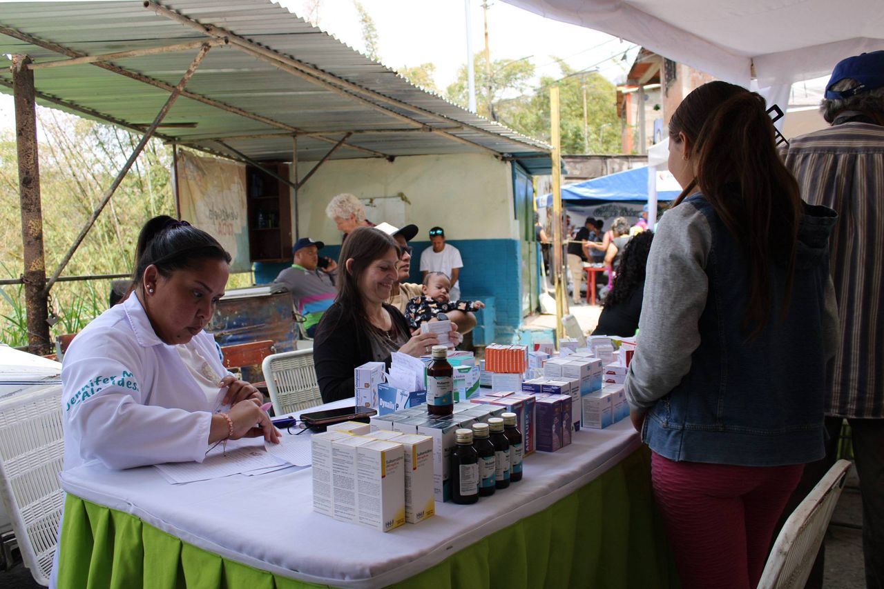 Ofrecen atención médica a 300 vecinos de Las Aguaditas