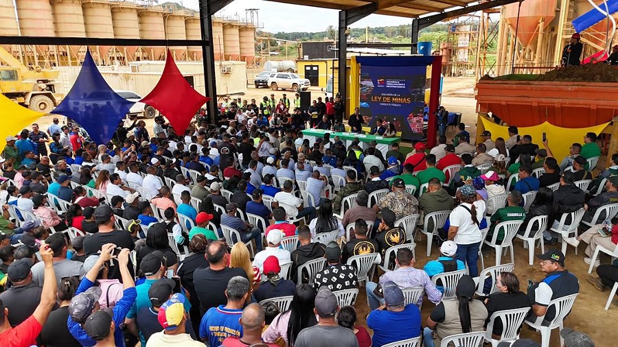 Mineros participan en la consulta para la reforma de su ley