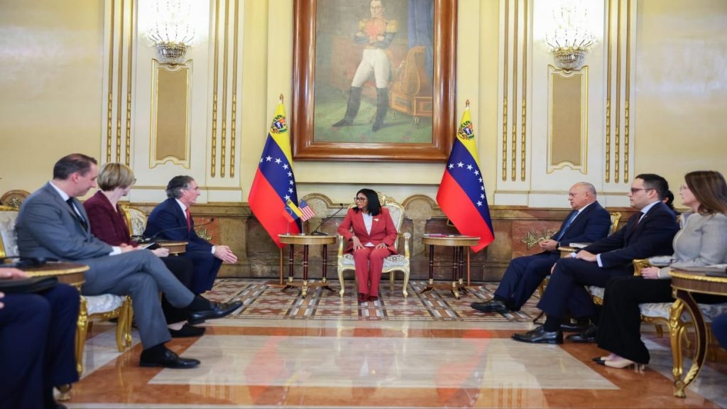 Delcy Rodríguez recibió al secretario de Interior de EEUU
