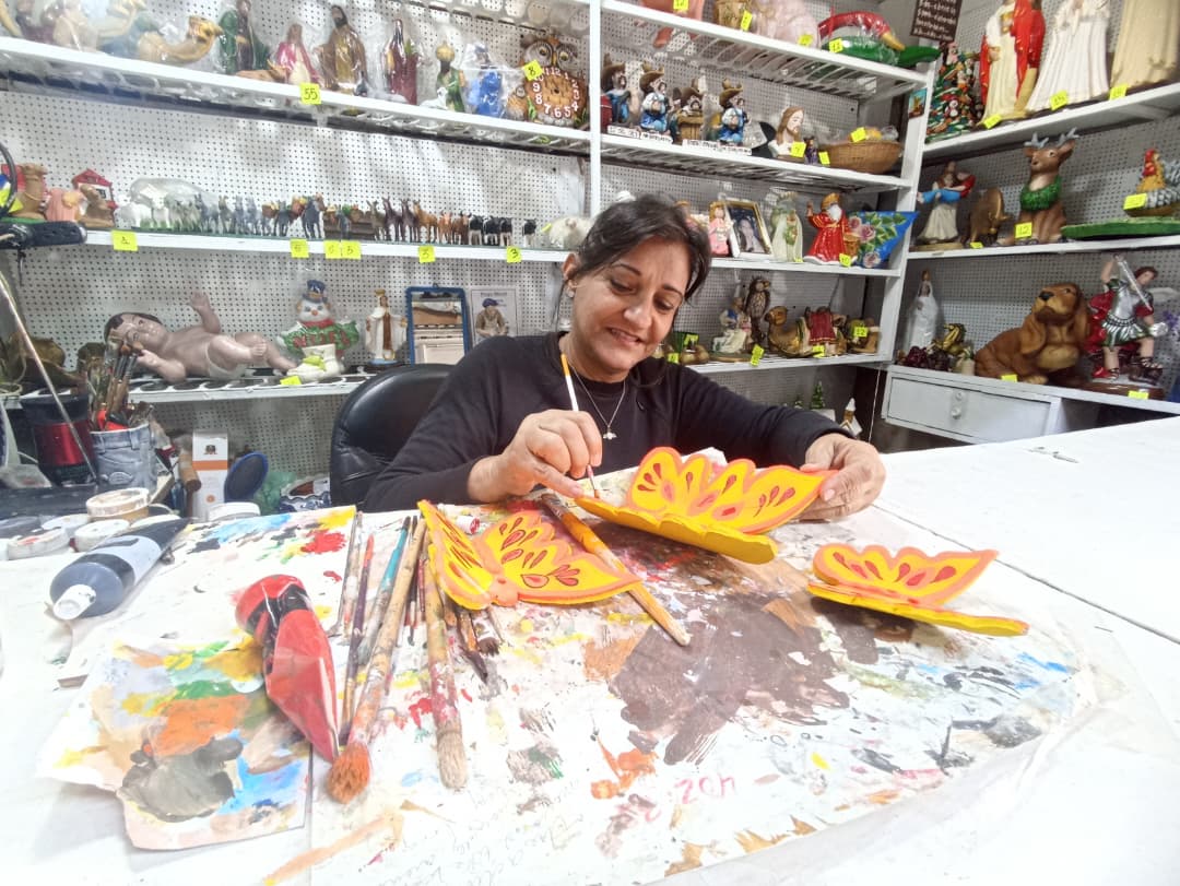 Nelly tiene 22 años restaurando recuerdos