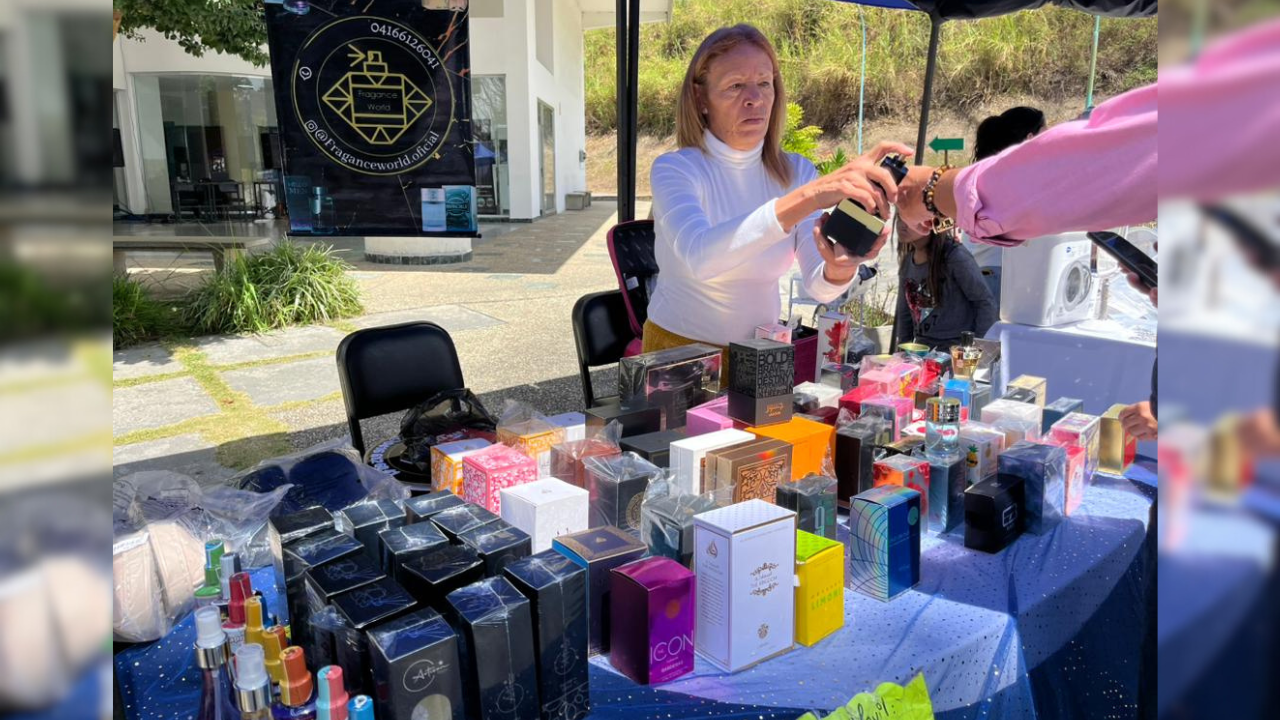 Emprendedora ofrece perfumes desde los 7$