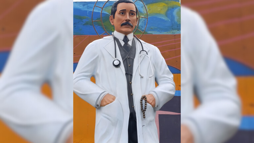 Denuncian hurto de la cruz en estatua de José Gregorio