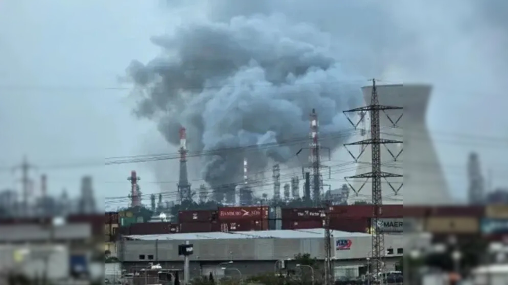 Irán bombardea la mayor refinería de Israel