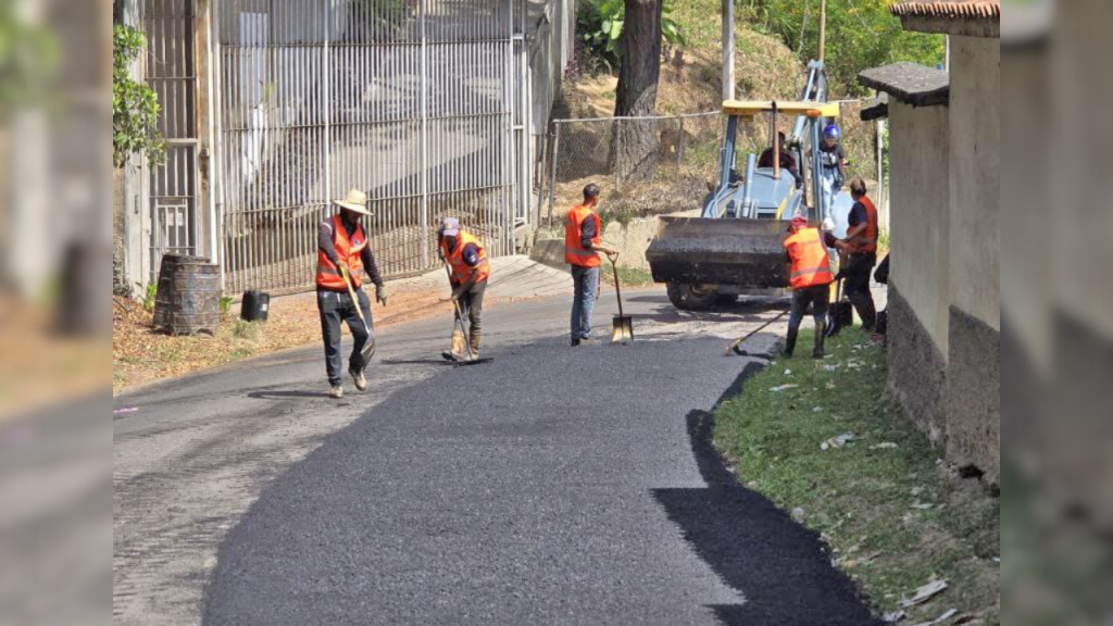 Aplican más de 180 toneladas de asfalto en el Eje Sur y Lagunetica