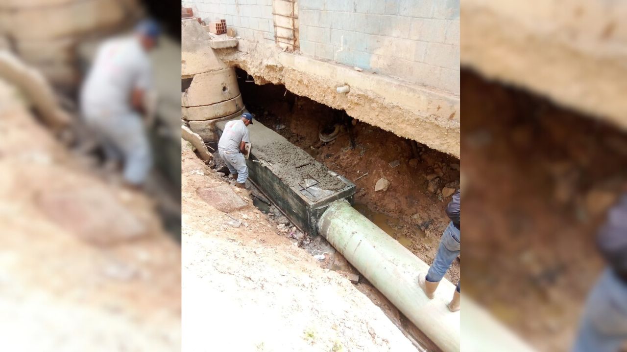 Sustituyen colector de agua frente al bloque 1 de El Paso