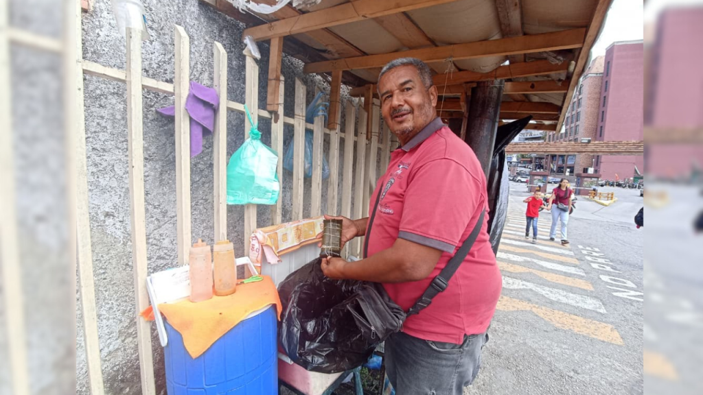 Rafael deleita con sus bollitos en Carrizal
