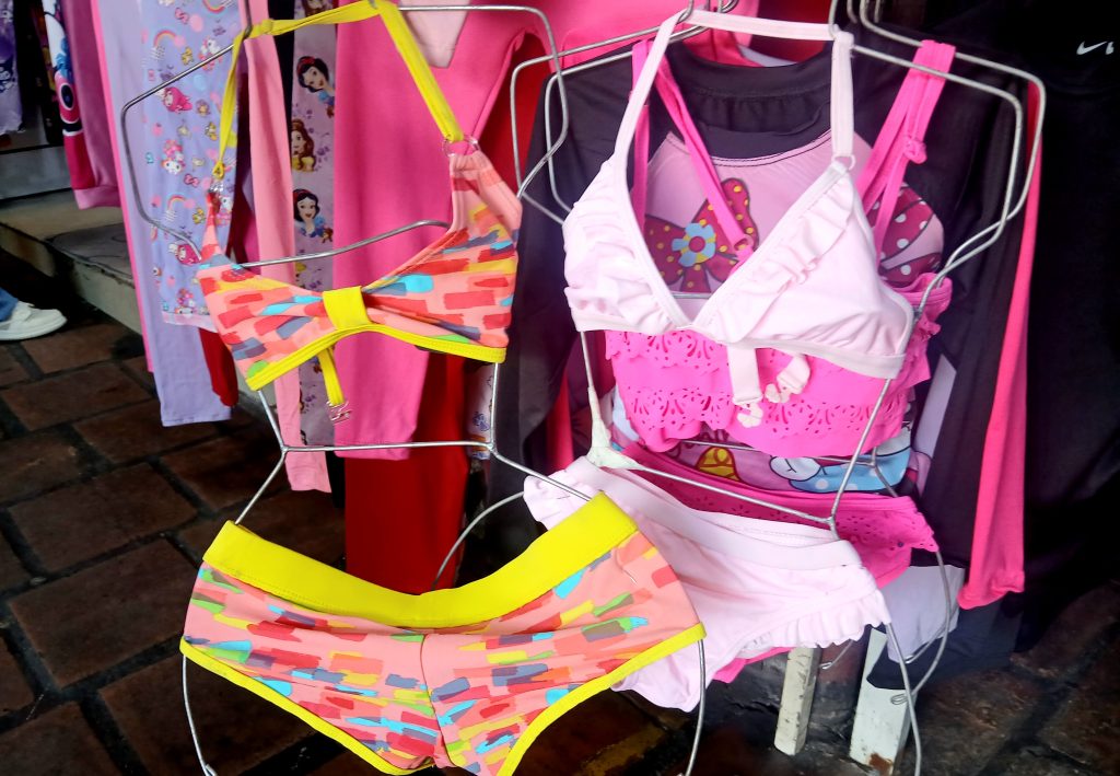 Ofrecen descuentos en ropa playera