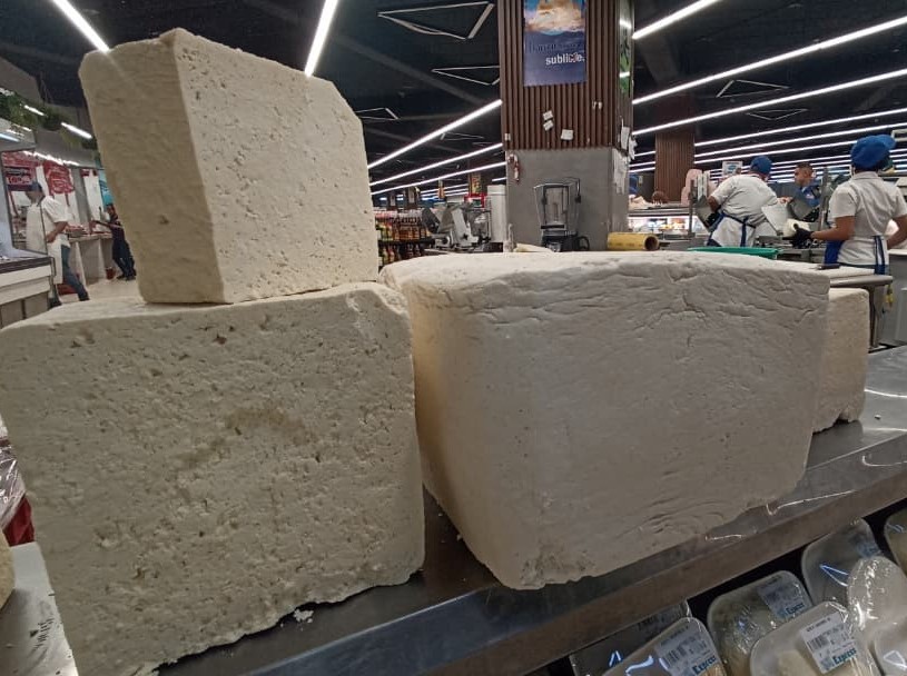 Bolsillos se estiran para llevar el queso a la mesa