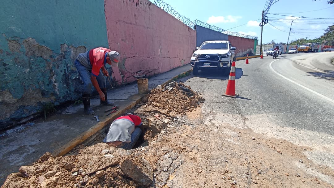 Reparan fuga de agua en la Carretera Vieja