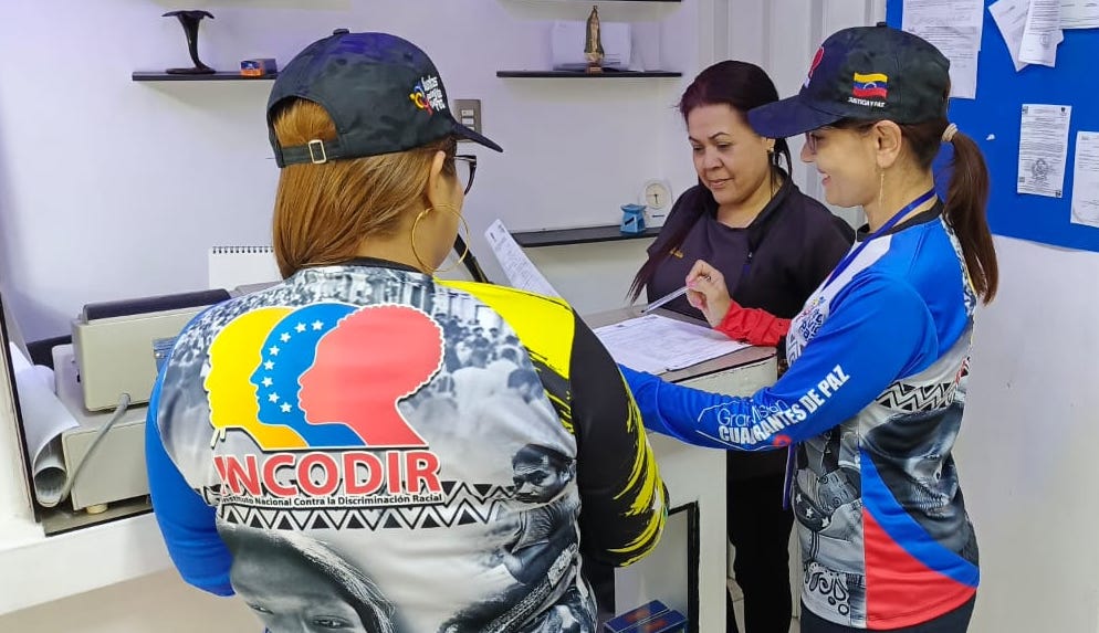 Comercios deben exhibir cartel anti-discriminación