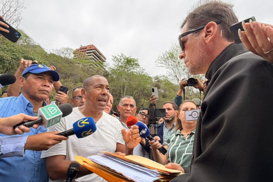 trabajadores marcharon a la embajada