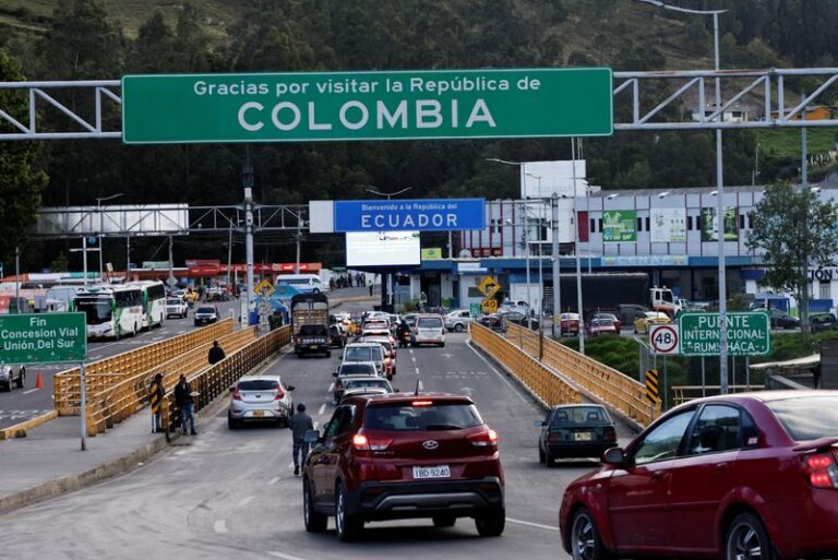 FOTO DE ARCHIVO. Vehículos circulan en la fromtera entre Colombia y Ecuador en Ipiales