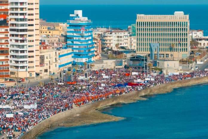 La-Habana-marcha-1-de-mayo-696x465