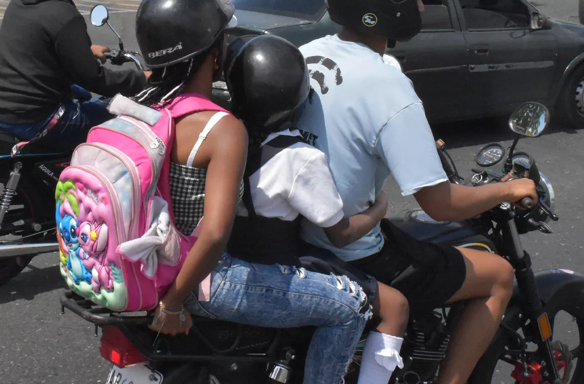 niños en motos