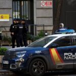 Agentes de la Policía Nacional permanecen frente al Ministerio de Defensa de España después de que se enviaran al ministerio presuntos artefactos explosivos ocultos en sobres, tras otros paquetes enviados a objetivos relacionados con el apoyo español a