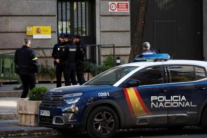 Agentes de la Policía Nacional permanecen frente al Ministerio de Defensa de España después de que se enviaran al ministerio presuntos artefactos explosivos ocultos en sobres, tras otros paquetes enviados a objetivos relacionados con el apoyo español a