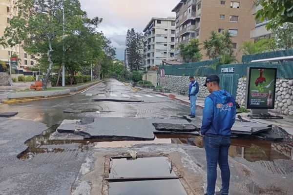 tsize_600x400_ElCafetalTuberiaAguaROtura