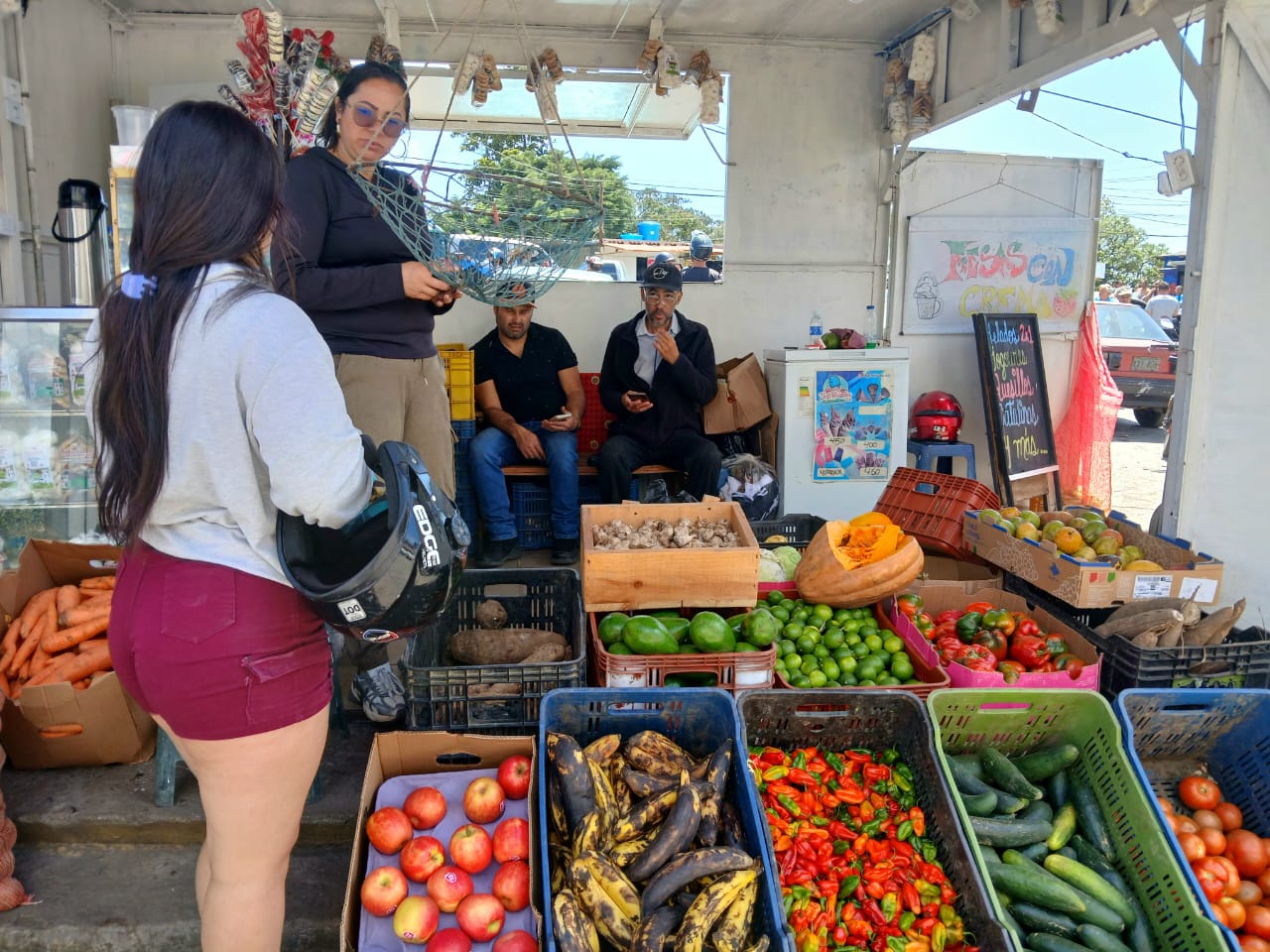 Fruterías, abastos y contados establecimientos abrieron