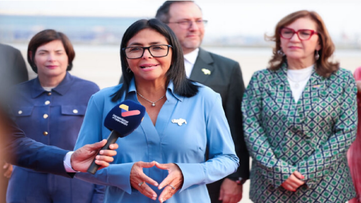 presidenta-delcy-rodriguez-arriba-a-la-india--foto-la-iguana-200084