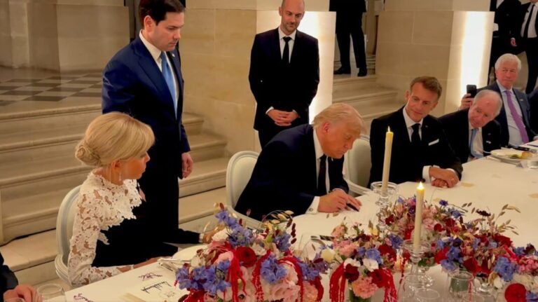 Trump firma el acuerdo de entendimiento con Irán durante su vista a Versalles