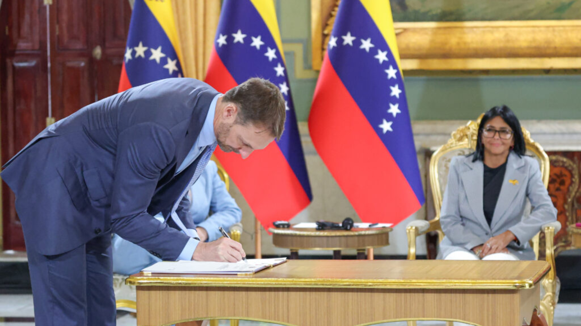venezuela-oficializa-licencia-a-shell-para-operar-en-el-campo-gasifero-loran-cortesia-62476
