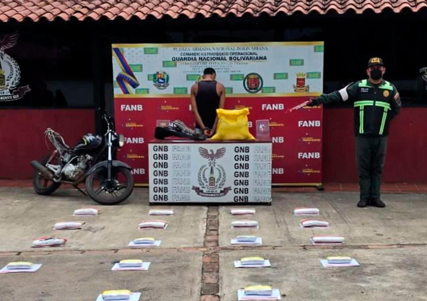 Detuvieron-a-un-hombre-que-llevaba-en-moto-18-panelas-de-marihuana
