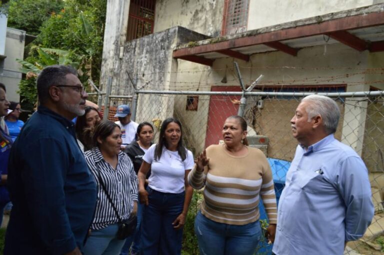 300 escuelas