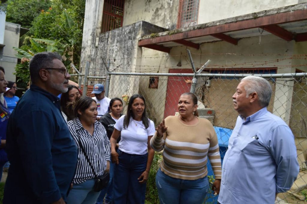 300 escuelas