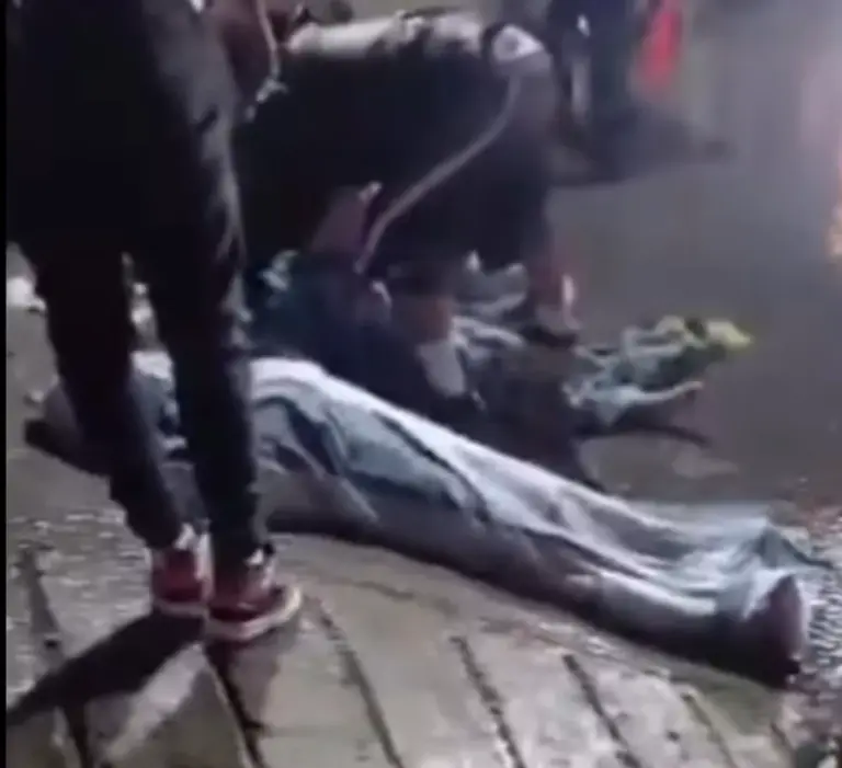 Dos adolescentes murieron al ser arrastrado
