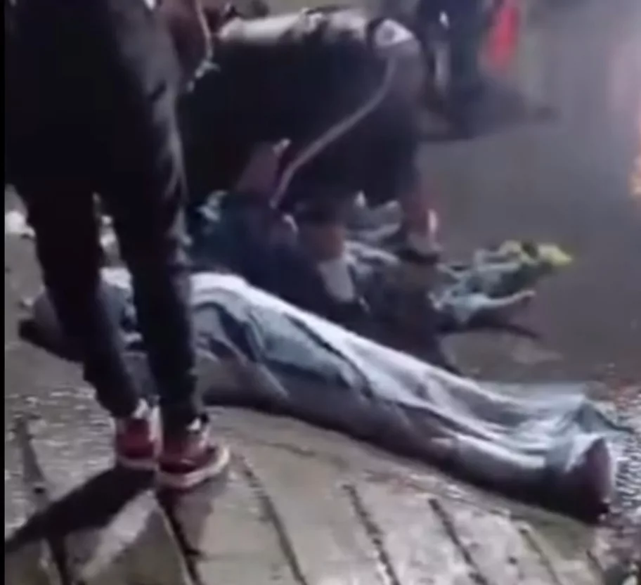Dos adolescentes murieron al ser arrastrado