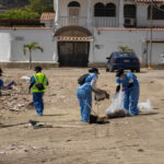 Venezolanos limpian calles de La Guaira tras sismos para ayudar a reducir contaminación