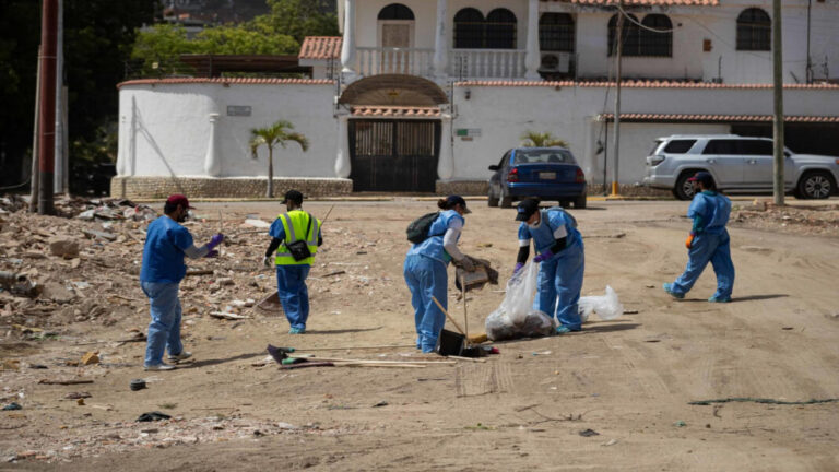 Venezolanos limpian calles de La Guaira tras sismos para ayudar a reducir contaminación