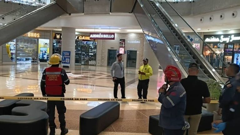 bomberos-de-caracas-atendieron-emergencia-en-el-centro-comercial-206267
