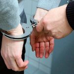 la-policia-pone-las-esposas-a-un-detenido-efe