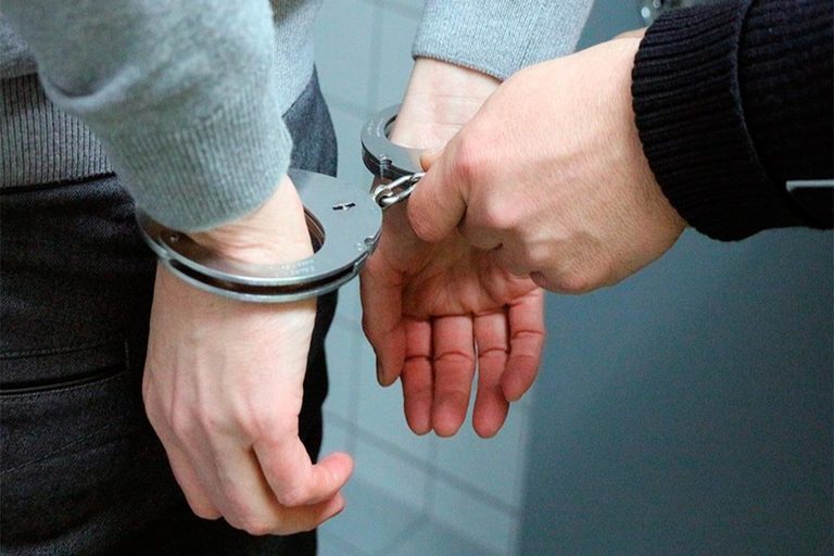 la-policia-pone-las-esposas-a-un-detenido-efe